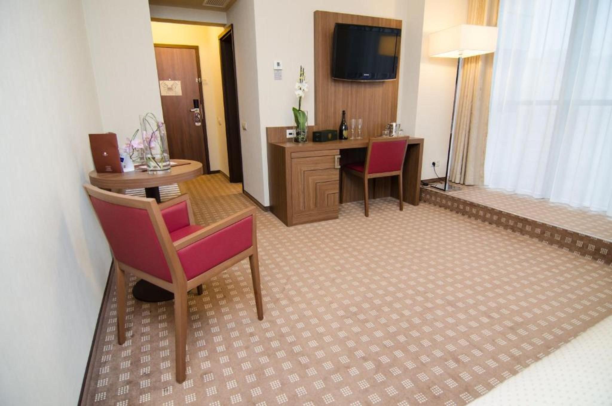 Central Plaza Hotel Piatra Neamt Ngoại thất bức ảnh