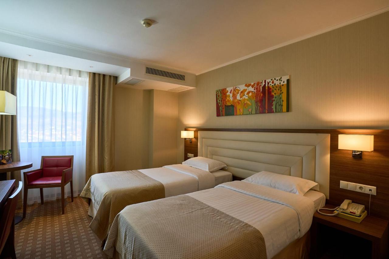 Central Plaza Hotel Piatra Neamt Ngoại thất bức ảnh