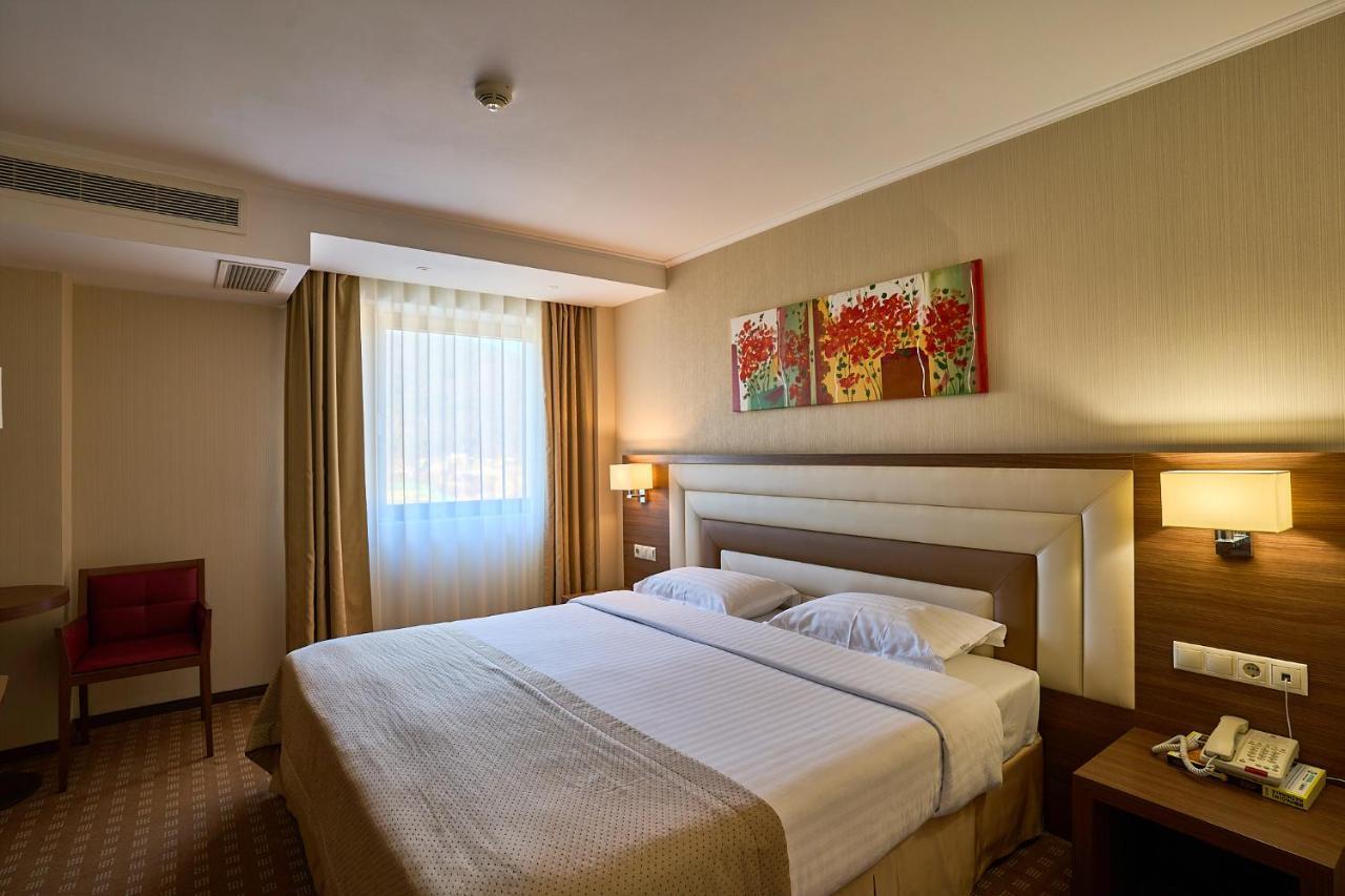 Central Plaza Hotel Piatra Neamt Ngoại thất bức ảnh