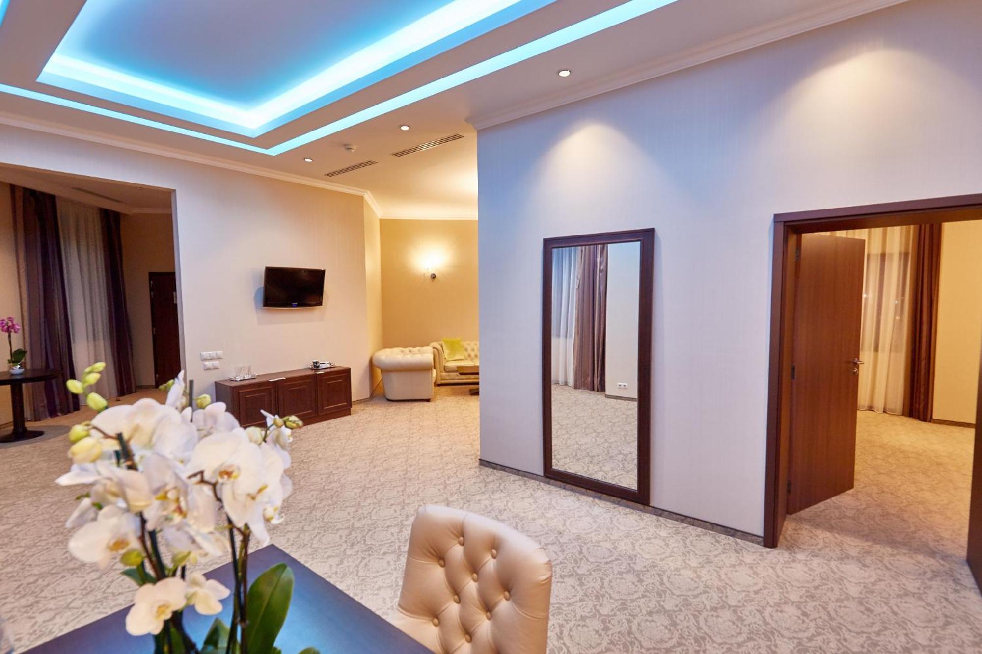 Central Plaza Hotel Piatra Neamt Ngoại thất bức ảnh