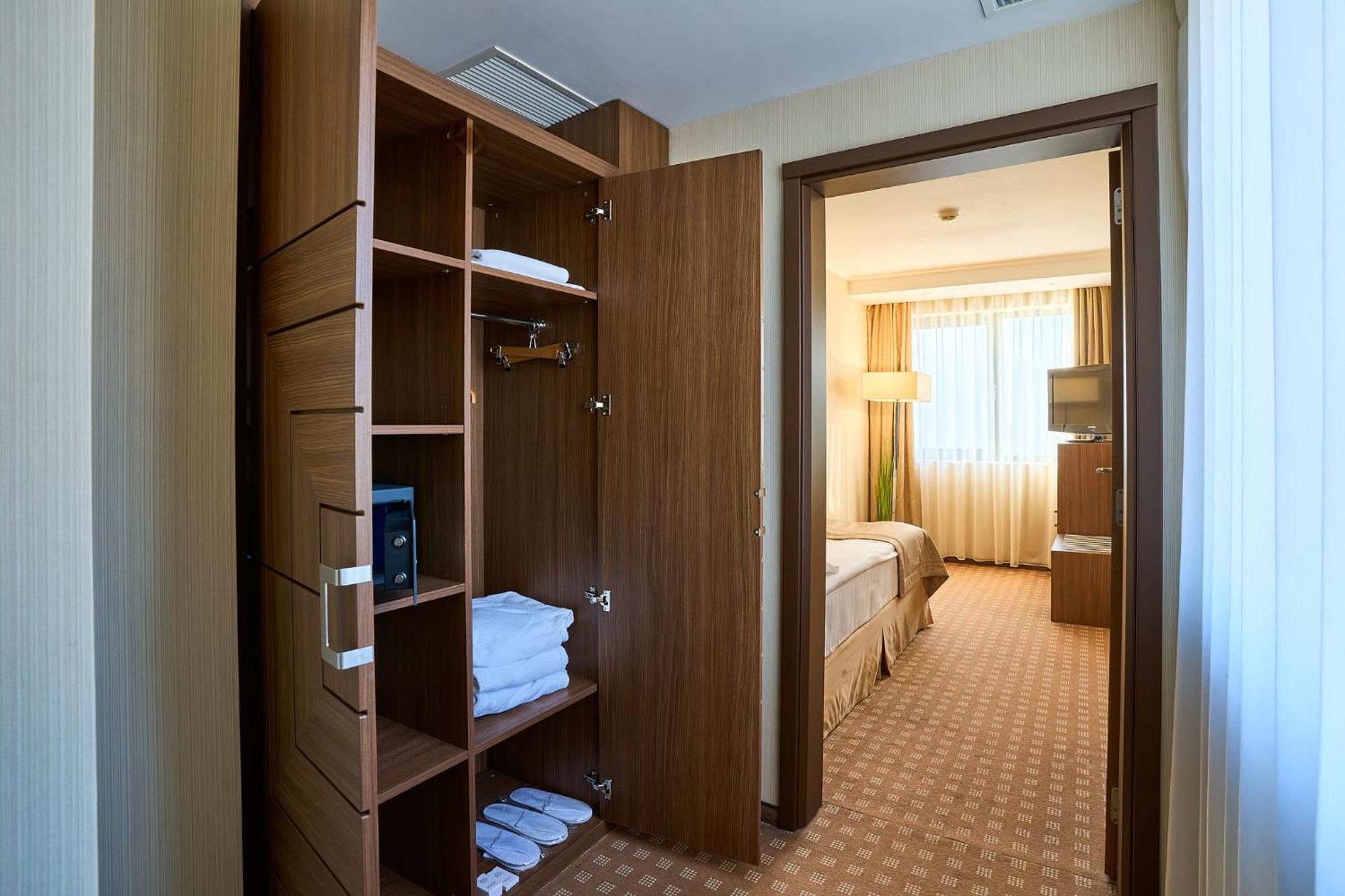 Central Plaza Hotel Piatra Neamt Ngoại thất bức ảnh