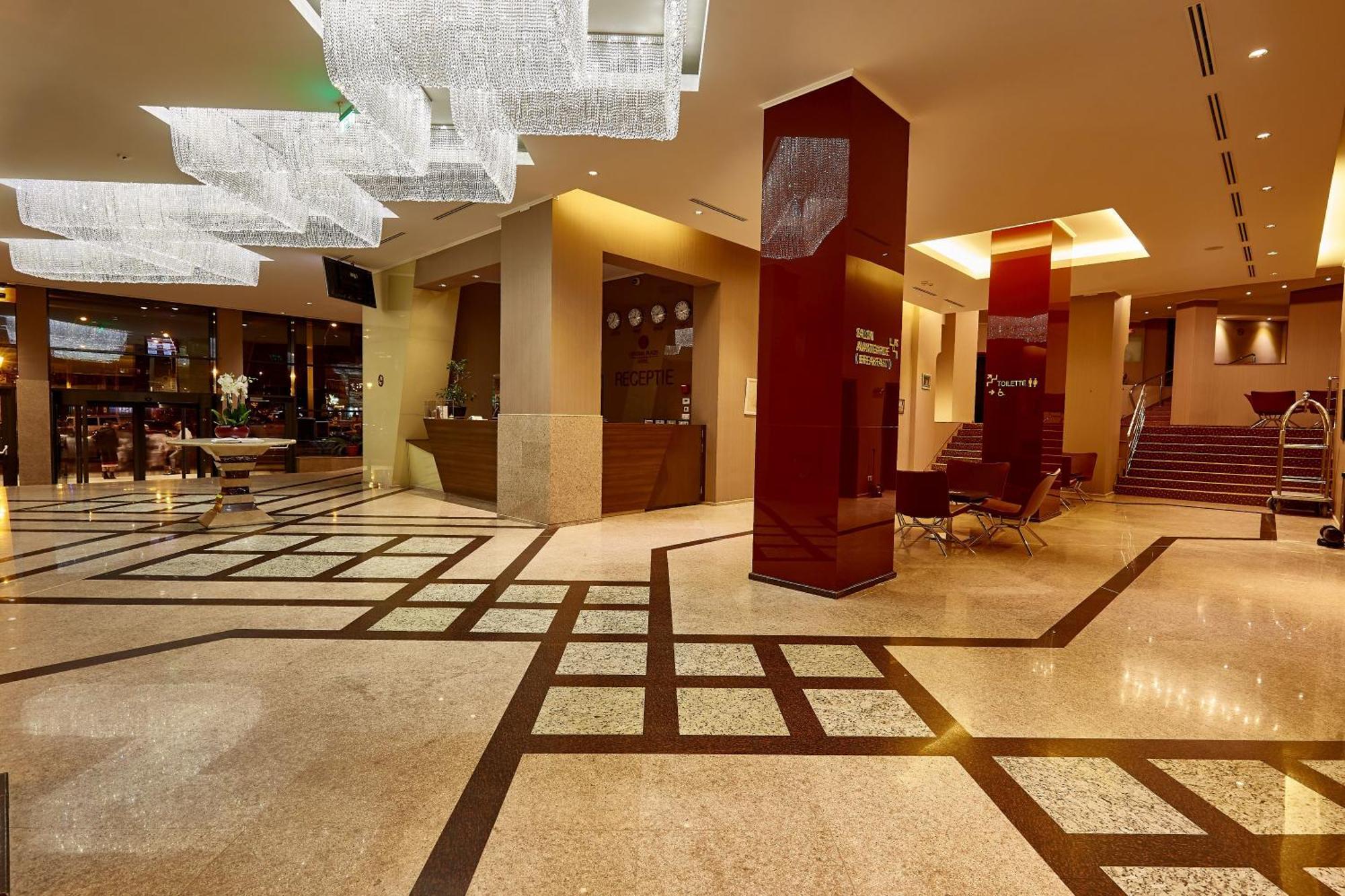 Central Plaza Hotel Piatra Neamt Ngoại thất bức ảnh